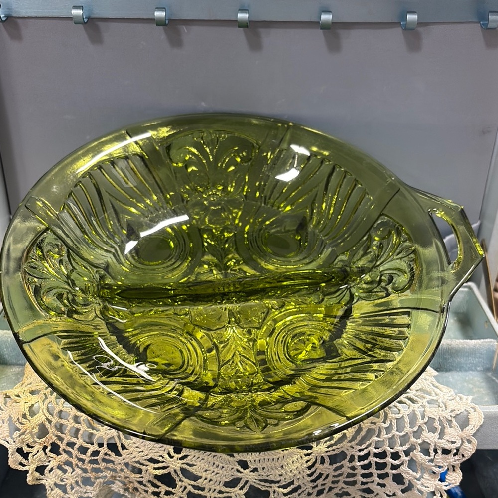 Elegant Green Glass Decorative Bowl
Z